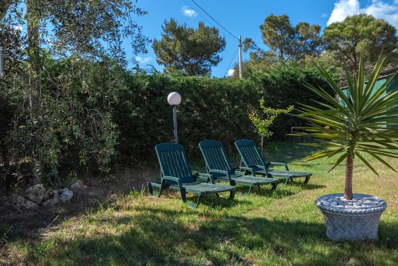 B&B Tor Di Lupo Mattinata Bagian luar foto